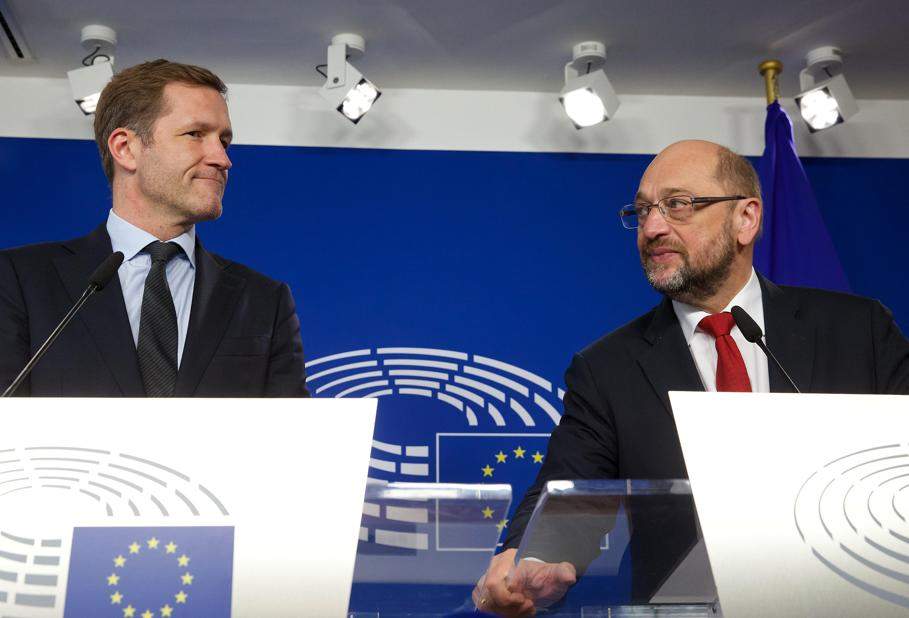 Martin Schulz accueille le ministre-président wallon Paul Magnette au Parlement européen, lors de la crise sur l&#39;accord commercial UE-Canada, le 22 octobre 2016. © Nicolas Maeterlinck\/Belga