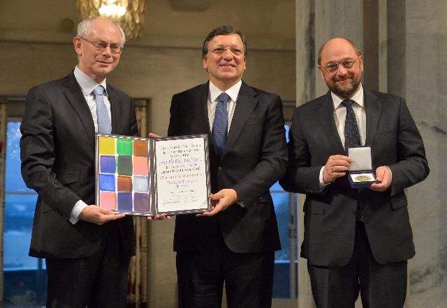 Les présidents du Conseil européen, de la Commission et du Parlement européen, Herman Van Rompuy, José Manuel Barroso et Martin Schulz reçoivent le prix Nobel de la Paix au nom de l&#39;Union européenne, le 10 décembre 2012, à Oslo. Copyright Commission européenne.