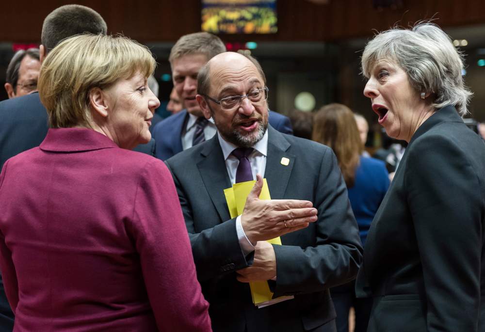 Martin Schulz, entre la chancelière allemande Merkel et la Première ministre Theresa May, lors du sommet européen, le 15 décembre 2016, à Bruxelles. AP Photo\/Geert Vanden Wijngaert