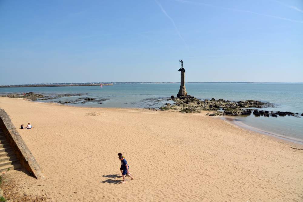 Une des plages de Saint-Nazaire et le &quot;monument américain&quot;.